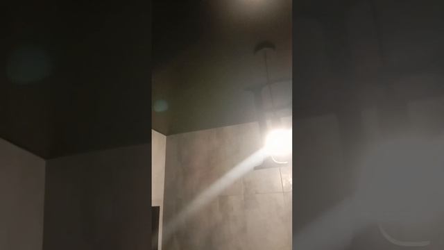 И снова чёрный потолок в ванной комнате