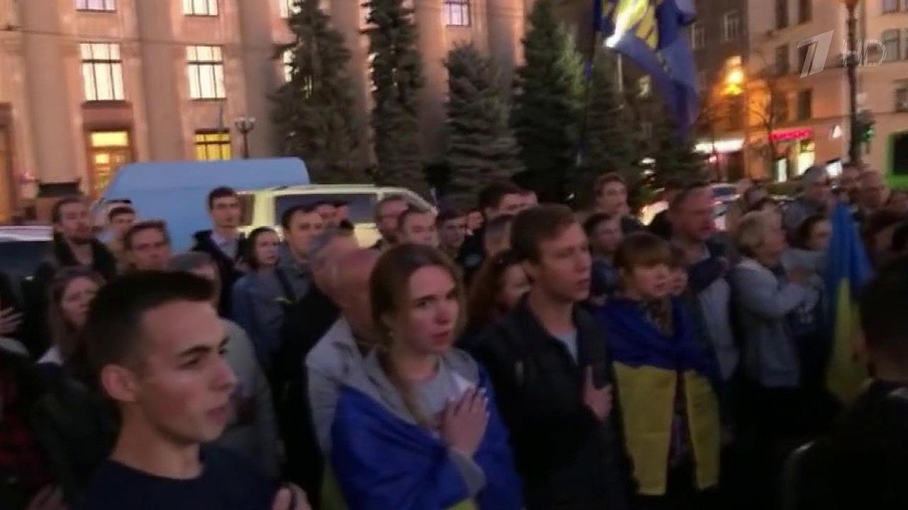 2000 националистов до глубокой ночи митинговали перед офисом президента Зеленского
