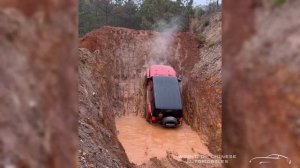BJ40 и задача спуститься по болоту, полному скользкой грязи и крутых склонов, будет ли он успешным?