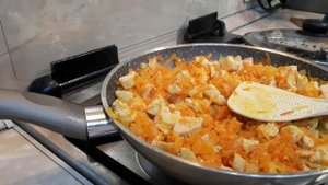 Гуляш из курицы в сметанном соусе Дети доволны!