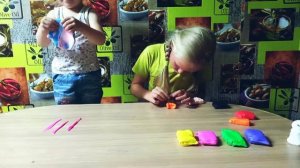 Катя и Ника лепят из воздушного пластилина