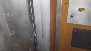 Лифт УКМ без реверса, с погнутыми дверями и треснутым плафоном, 320 кг 0,71 м/с