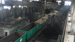 Выгрузка полувагонов мостовым грейферным краном