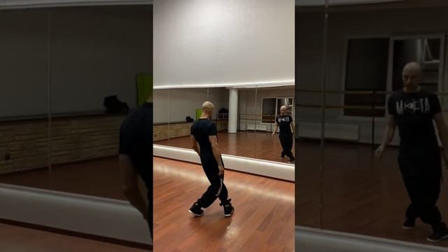 УЧИМ НОВЫЙ ШАФФЛ ТАНЕЦ! ОНЛАЙН УРОКИ ТАНЦЕВ ДЛЯ НАЧИНАЮЩИХ. смотреть онлайн