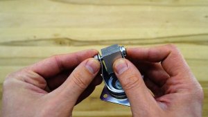 ГЕНИАЛЬНАЯ точилка для ножей из дверной петли и мебельного колеса своими руками DIY