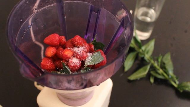 Мятно-фруктовый (клубничный) смузи смотреть онлайн