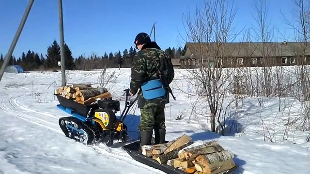 Мототачка возит дрова из леса