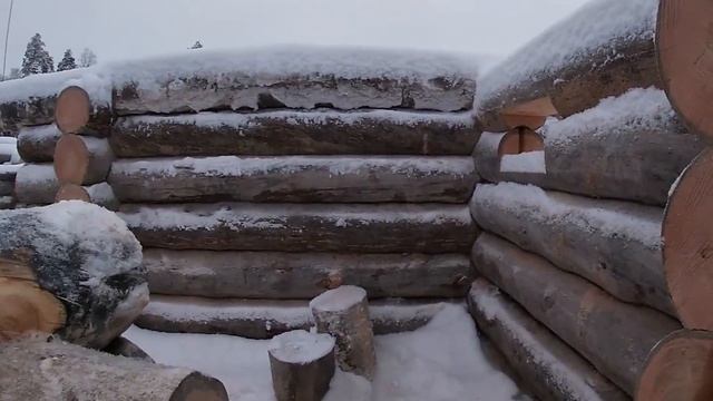 Рабочий день на производственной площадке в Костомукше. Рубим будущий дом. смотреть онлайн