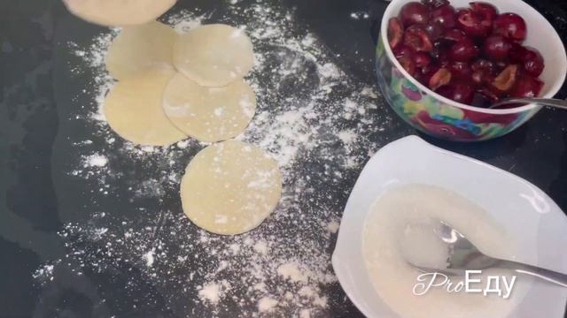 Хочу поделиться с вами рецептом вкуснейших пирожков с черешней. Они настолько вкусные, лопаем в миг смотреть онлайн