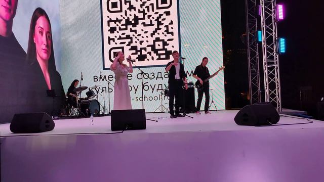 Музыкальное выступление группы «братсестра»