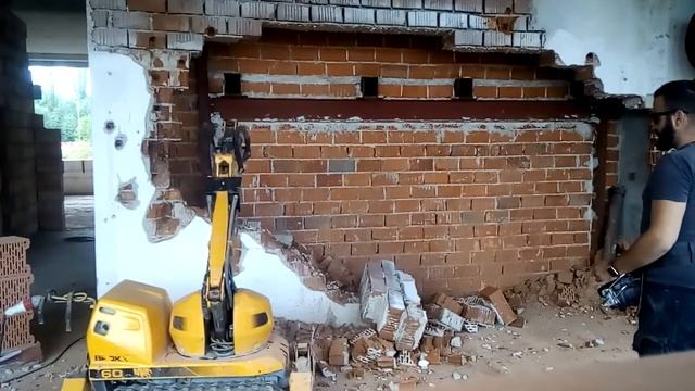 Демонтаж кирпичной стены мини-роботом Brokk 60 смотреть онлайн