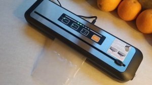 Вакуумный упаковщик, обзор и испытания. Упаковка продуктов в посылку для подруги.