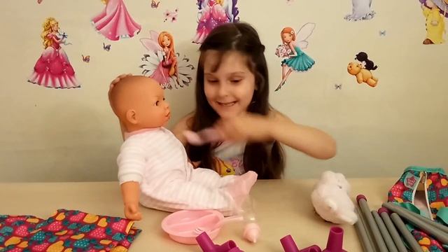 Кроватка манеж для куклы.  Распаковка. Играем с пупсом и укладываем спать в кроватку..