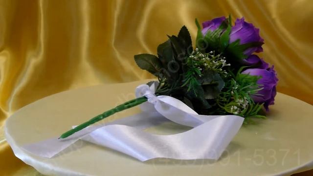 Свадебный букет-дублёр из фиолетовых роз с белой лентой №26 смотреть онлайн