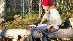 Еда на костре. Запекаем курица и картошку в углях. Простая еда на природе. Карелия. Природа