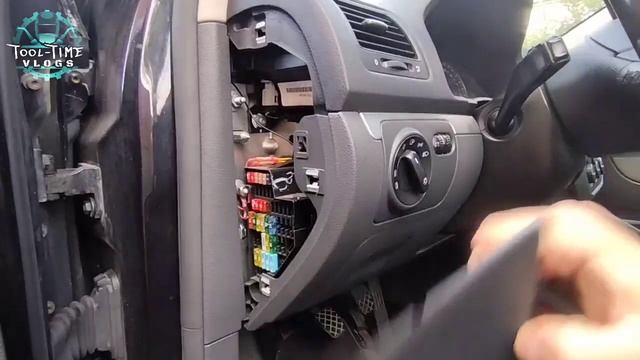 VW Jetta / Golf mk5  How to run amplifier and subwoofer powercable / Soundsystem installation. смотреть онлайн