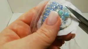 МК брошь из бисера и страз "Красная Зимняя Шапочка".Как вышить брошь из бисера для новичков.Подробн