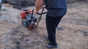 Мотоблок МТЗ с адаптером, мотоблок Ока и виброплита. Подготовка площадки перед щебенкой.