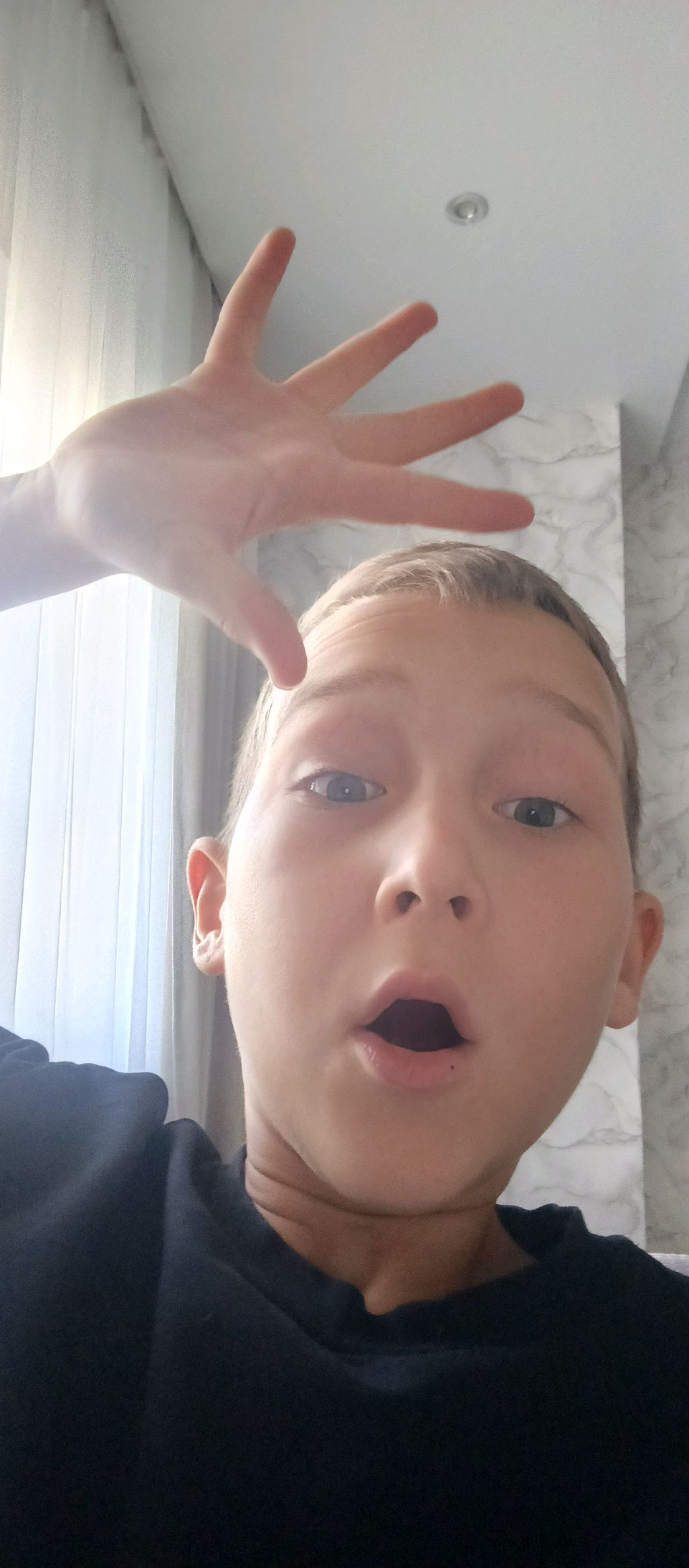 🕶️🤏🤨