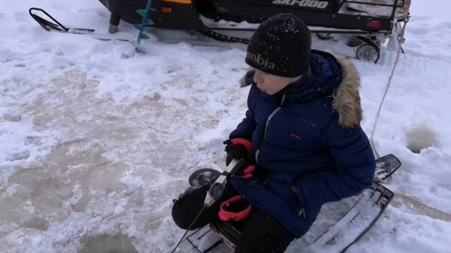 НАШЛИ СНЕГОХОД | БОРИС НА РЫБАЛКЕ | рыба на льду | как быстро поймать рыбу | до конца! смотреть онлайн