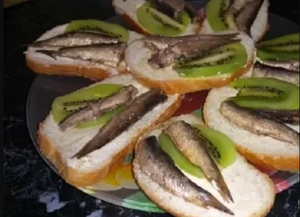 БУТЕРБРОДЫ СО ШПРОТАМИ И КИВИ