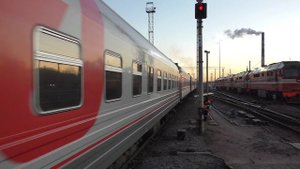 Отправление тепловоза ТЭП70-0355 с поездом №079Ч Санкт-Петербург - Полоцк - Калининград