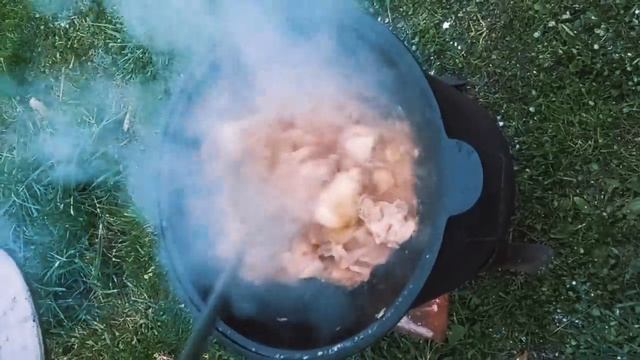 тушёная картошка с курицей и грибами! В казане на костре.