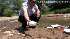 Совком набираю речной песок