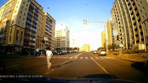 Перебегает дорогу перед машиной не глядя