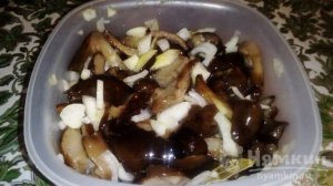 Маринованные опята с луком и перцем