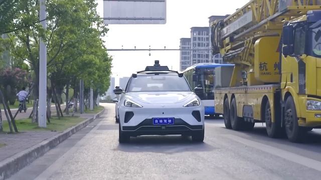 What Is It Like To Ride in Fully Driverless Apollo Go Robotaxi?｜Baidu Smart Transportation смотреть онлайн