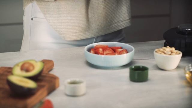 Салатово-розовый смузи в блендере Moulinex Ultrablend+ LM936 смотреть онлайн