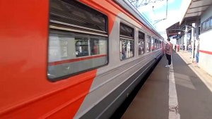 Электричка ЭД2М прибывает на станцию Пушкино.