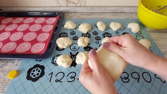 Домашние пирожки в духовке , начинка лук с яйцом .