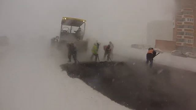Вот как кладут асфальт в России! В снегопад! смотреть онлайн