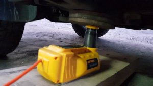 Электрический автомобильный домкрат AUTOOL 12V на 5 тонн от прикуривателя