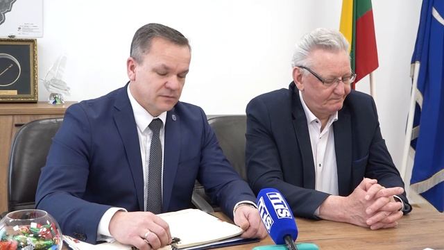 Почему упала конструкция навеса со скамейками и когда она будет восстановлена? смотреть онлайн