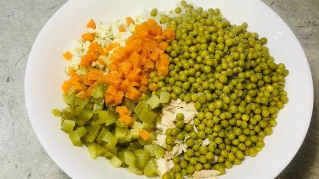 Салат «Столичный» - достойная альтернатива привычному Оливье. Те же продукты, но более нежный вкус смотреть онлайн