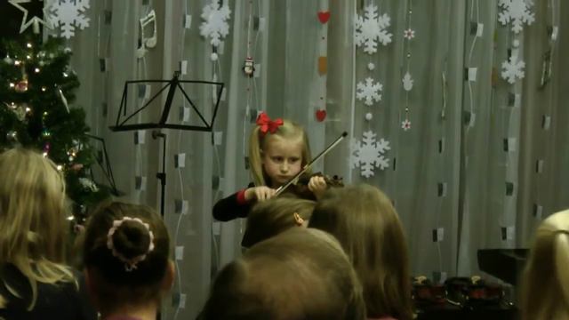 Dariya 5 years old playing Zhuravel an Ukraine Folk Song Украинская народная песня Журавель