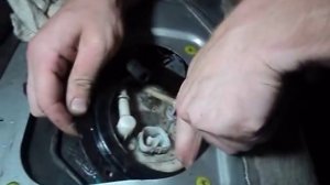 Замена фильтра в главном насосе бака Митцубиси Лансер Цедиа GDI 4WD (MITSUBISHI LANCER CEDIA)
