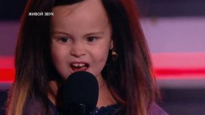 Маленькая девочка очень круто поет