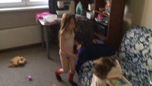 Девочки Амели и Риана навели бардак в комнате и играют. Выпуск 51. Снято 29.04.2018.