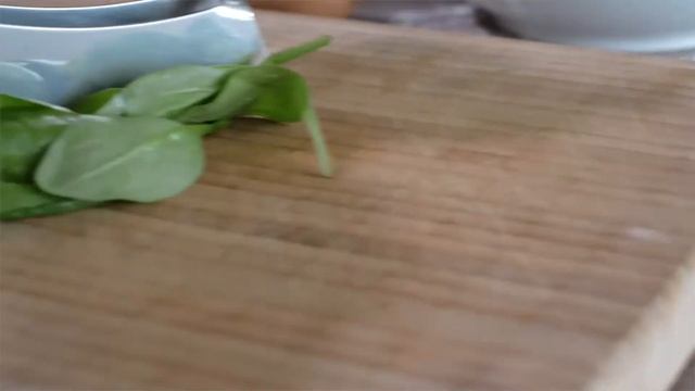 Spinat-Käse-Waffeln mit Tomatensalsa смотреть онлайн