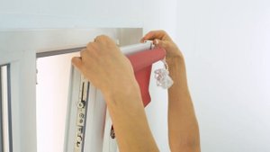 Установка  рулонной миништоры  PRAKTO с леской и натяжителем цепочки  на открываемую створку окна