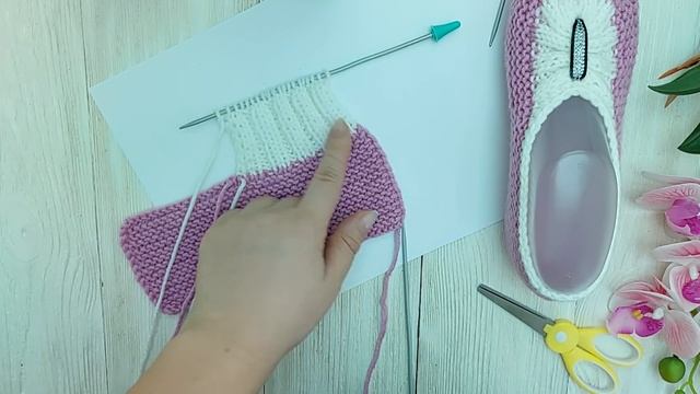 СЛЕДКИ ОДНИМ ПОЛОТНОМ НА 2 СПИЦАХ. Следки-тапочки с перемычкой.