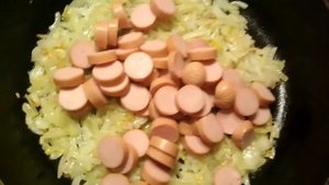 Солянка из квашеной капусты с сосисками