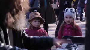 Чертов гений!!! уличный талант играет на пианино!