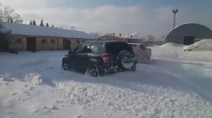 Suzuki Grand Vitara и Toyota Rav4 Покатушки по заснеженной парковке