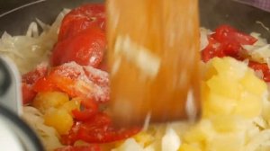 ВКУСНО. Тушёная капуста  с овощами на сковороде