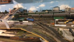 Электровоз ЧС2 с пассажирским поездом на домашнем макете советских жд. Масштаб НО 1.87